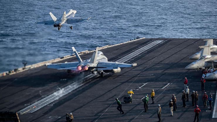 מטוס F/A-18E סופר הורנט על  נושאת המטוסים אברהם לינקולן