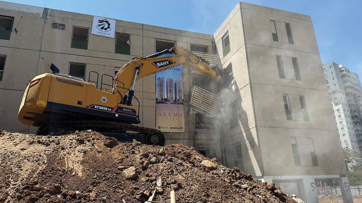 "מהלך שמגדיר מחדש את הצביון העירוני". הריסה בפרויקט התחדשות עירונית של חברת אלמוגים ביבנה (צילום: עמי לאור) "מהלך שמגדיר מחדש את הצביון העירוני". הריסה בפרויקט התחדשות עירונית של חברת אלמוגים ביבנה