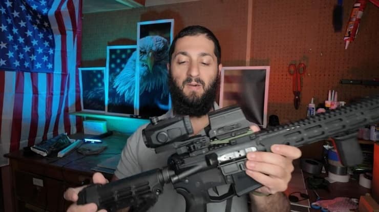 הרב רזיאל כהן עם רובה (צילום: northjersey.com) הרב רזיאל כהן עם רובה