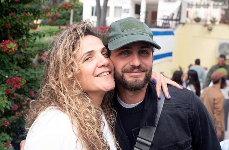 מיכל בנימין עם בנה סרן ניר בנימין ז"ל