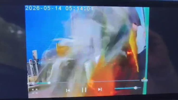 רגע ההתנגשות בתחנת הדלק (צילום: שימוש לפי סעיף 27א' בחוק זכויות יוצרים) ניצל בנס מפגיעת משאית בתחנת דלק