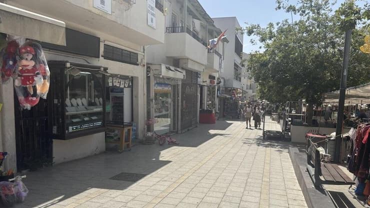 נמלט במונית והשאיר את האופנוע מחוץ לחנות. רחוב רוטשילד, ראשון לציון חנות התכשיטים