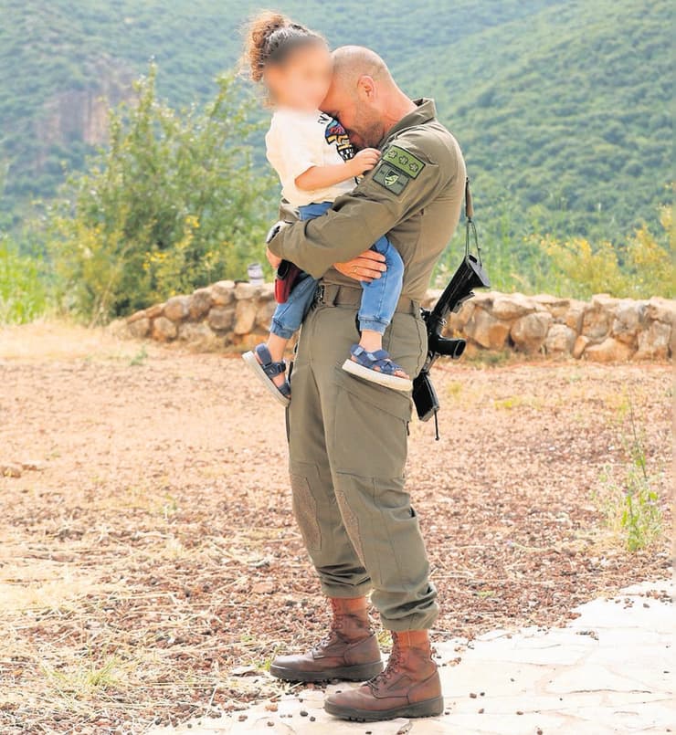 אל"מ עמרי רוזנקרנץ עם בנו (צילום: אלבום פרטי) אל"מ עמרי רוזנקרנץ עם בנו