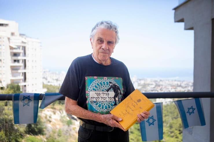 אברהם רותם והיומן שנשמר מהמלחמה (צילום: ארכיון גבעת התחמושת) אברהם רותם ויומנו האישי ממלחמת ששת הימים
