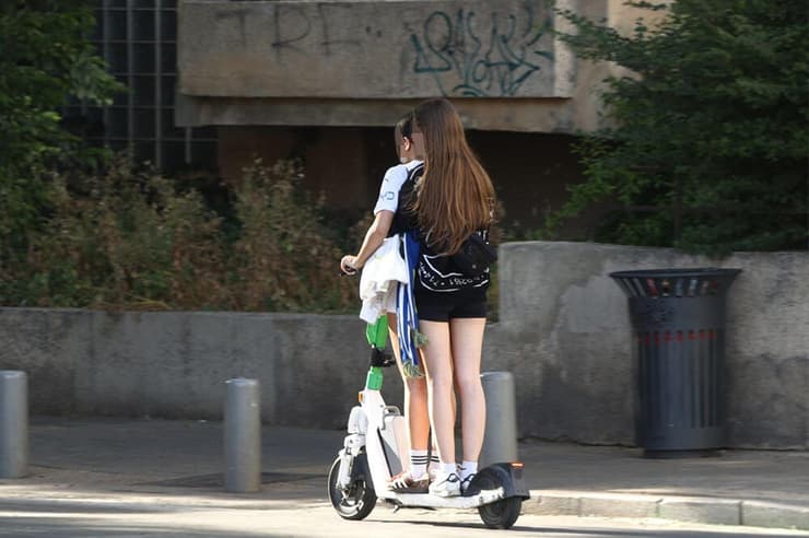 בלי קסדה או לוחית רישוי - ומתחת לגיל המינימלי בחוק (צילום: מוטי קמחי) נערים וילדים רוכבים על קורקינטים בצורה לא בטיחותית ונפצעים