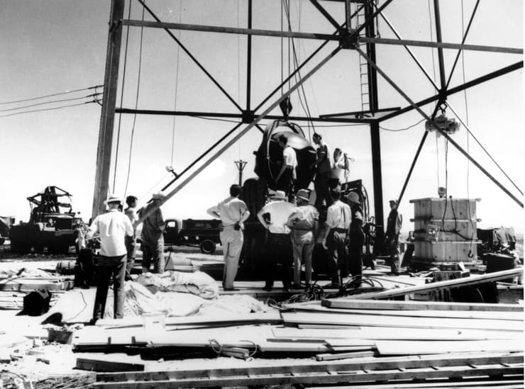 הכנת הפצצה לטובת ניסוי טריניטי (צילום: AP) הכנת הפצצה לטובת ניסוי טריניטי
