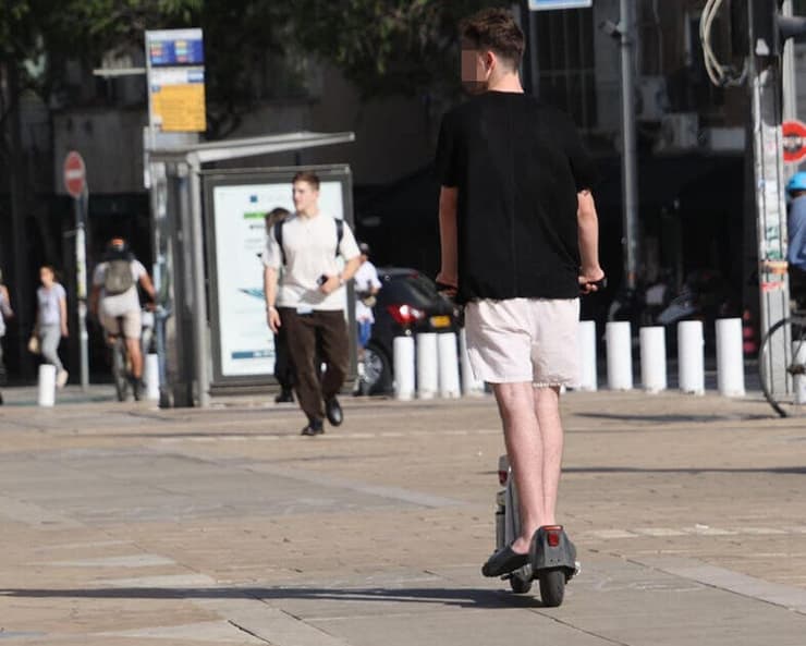 נערים וילדים רוכבים על קורקינטים בצורה לא בטיחותית ונפצעים