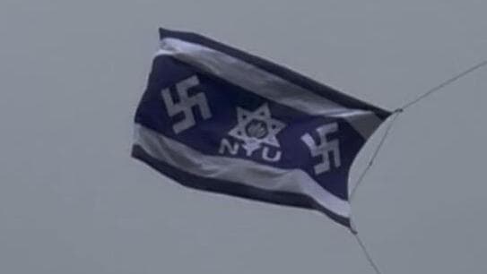 דגל עם צלב קרס ולוגו של NYU הונף בבניין באוניברסיטה