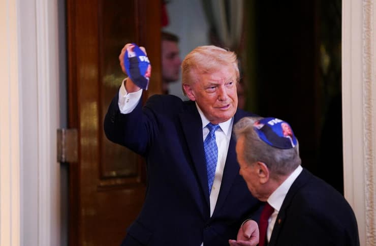 נשיא ארצות הברית דונלד טראמפ עם כיפה