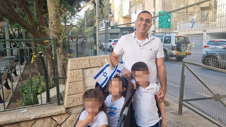 רובי הגיע לחגוג בירושלים יחד עם ילדיו