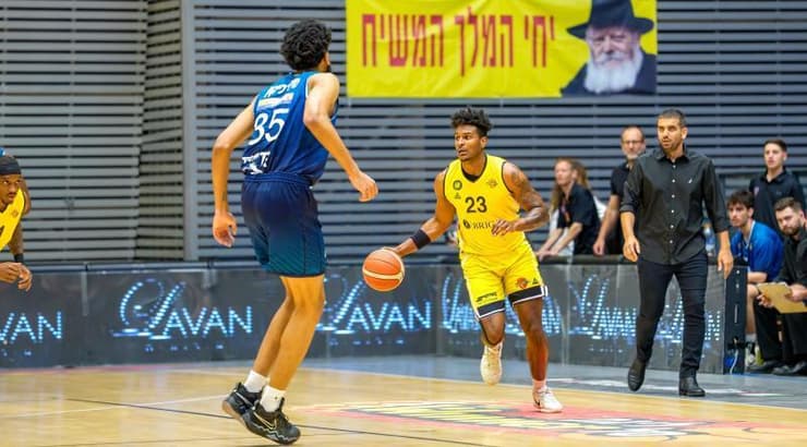 אוטיס פרייז'ר מול ברנדן בייקון (רועי כפיר) אוטיס פרייז'ר מול ברנדן בייקון