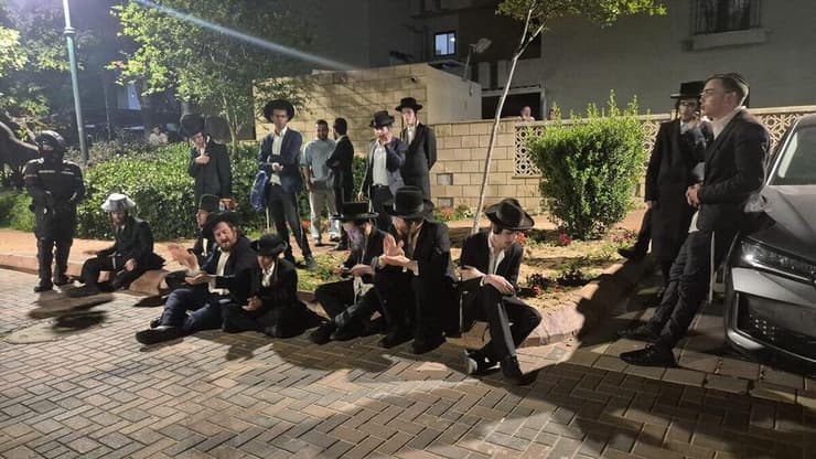 מפגינים חרדים מנסים לפרוץ לביתו של הקמצ״ר באשקלון (צילום: מורדי ס.) מפגינים חרדים מנסים לפרוץ לביתו של הקמצ״ר באשקלון