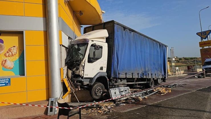 צילום: שימוש לפי סעיף 27א' בחוק זכויות יוצרים פגיעת משאית בתחנת דלק באפק