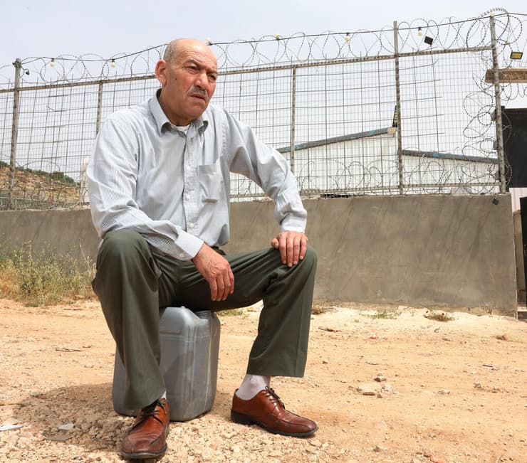 סואד שומאן. "הצבא משתף פעולה עם המתנחלים ולא שומר עלינו" (צילום: שאול גולן) סואד שומאן. "הצבא משתף פעולה עם המתנחלים ולא שומר עלינו" | צילום: שאול גולן