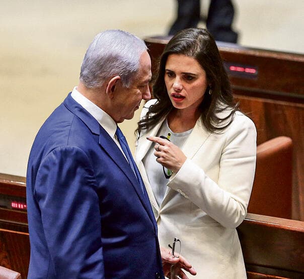שקד ונתניהו בכנסת ב־2018. לא חשוב מה חושב ראש הממשלה, קובע מה שחושבת רעייתו | צילום: אלכס קולומויסקי