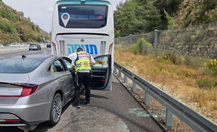 זירת התאונה (צילום: דוברות צוות הצלה) תאונת דרכים קטלנית בכביש 1 לכיוון אבו גוש