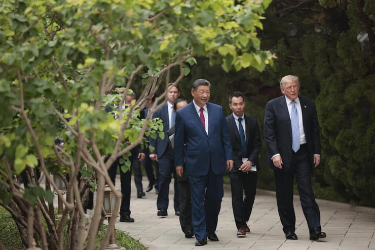 דונלד טראמפ ושי ג'ינפינג במתחם הגנים ג'ונגננהאי בבייג'ינג, ודברי טראמפ על איראן