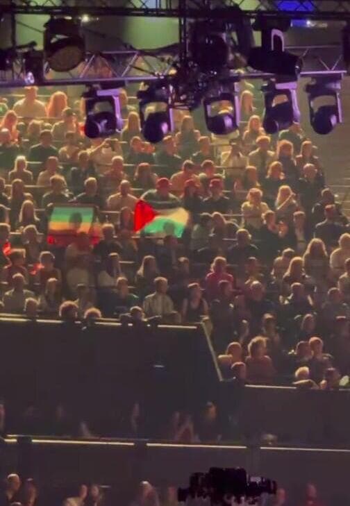 דגל פלסטין בזמן הביצוע של נועם בתן בחזרת השופטים לפני גמר האירוויזיון