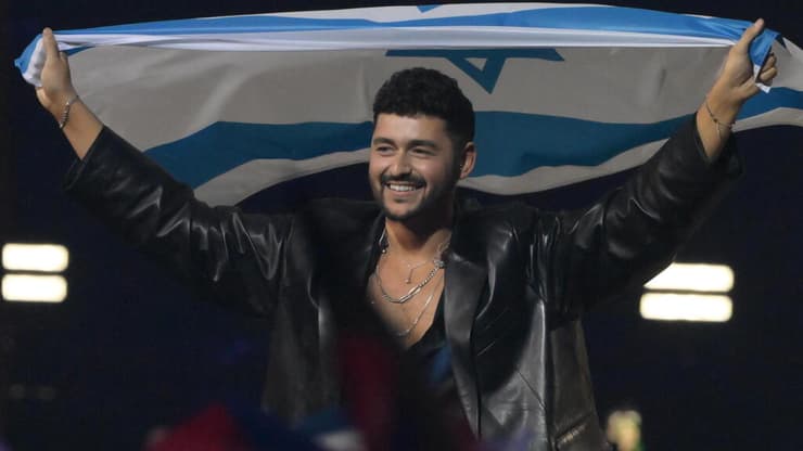 נועם בתן בגמר אירוויזיון 2026 (צילום: יובל חן) נועם בתן במצעד הדגלים