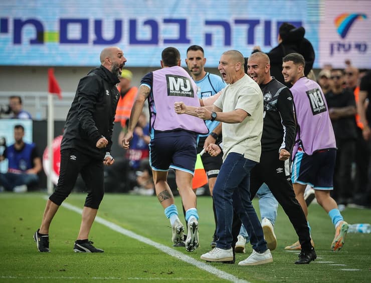החליף מגן שמאלי במגן שמאלי (צילום: עוז מועלם) מאמן הפועל באר-שבע רן קוז'וך חוגג