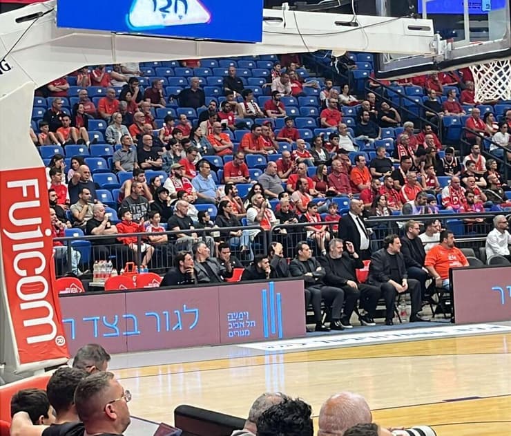 ספסל הפועל ת"א מיותם משחקנים, הערב (צילום: אפרת עמורבן) הפועל ת"א