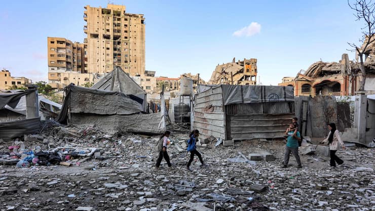 זירת תקיפה בעזה (צילום: Omar AL-QATTAA / AFP) זירת התקיפה בעזה