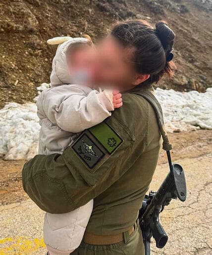 "יש מעטפת משפחתית חזקה". עם אחת מבנותיה "יש מעטפת משפחתית חזקה". עם אחת מבנותיה
