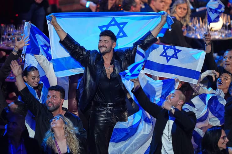 נועם בתן חוגג עם הדגל
