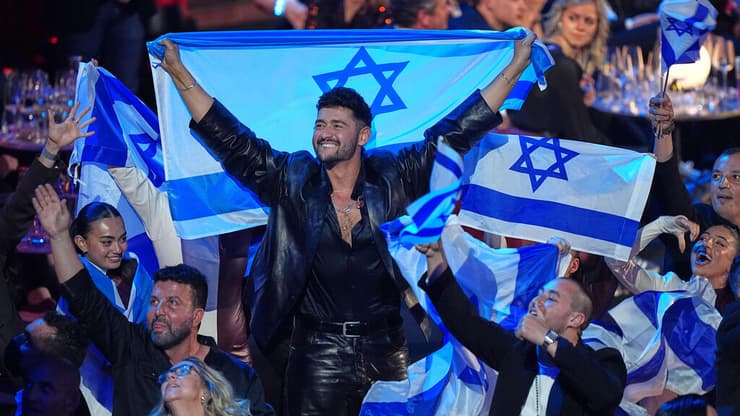 נועם בתן חוגג עם הדגל באירוויזיון 2026 (צילום: AP Photo/Martin Meissner) נועם בתן חוגג עם הדגל