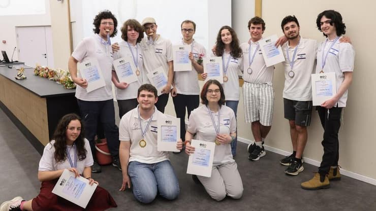 משלחת נבחרת ישראל בביולוגיה לאולימפיאדה הבינלאומית (צילום: חן גלילי) משלחת נבחרת ישראל בביולוגיה לאולימפיאדה הבינלאומית