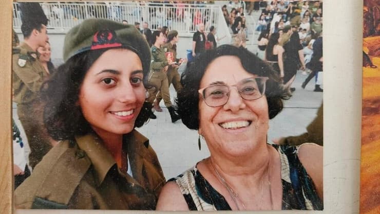 תבל שבתאי עם אמה מלכה שבתאי בטקס הסיום בצבא