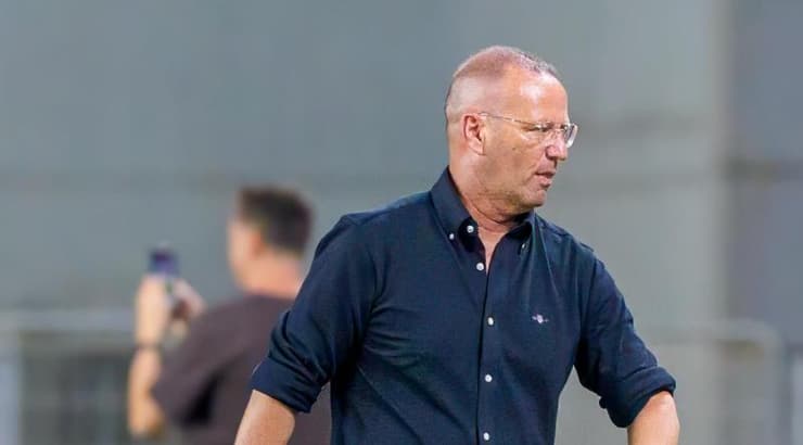 אייל שדה, שמח מההופעה של השחקניות שלו