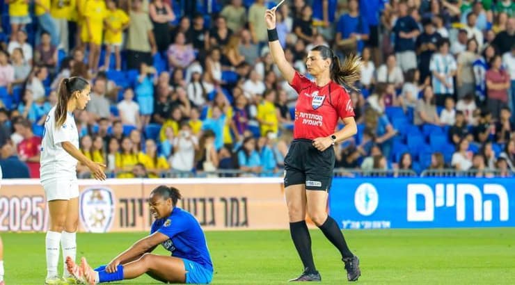 ספיר ברמן שולפת כרטיס צהוב