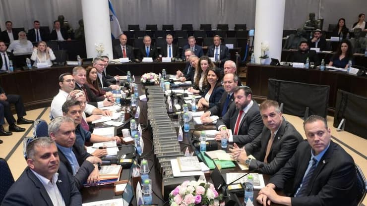 "תוכל לקבוע אם ברצונה לפעול באופן חוקי או להפר את החוק". ישיבת הממשלה במוזיאון הכנסת "בית פרומן" (צילום: עמוס בן גרשום, לע״מ) ישיבת הממשלה במוזיאון הכנסת "בית פרומן"