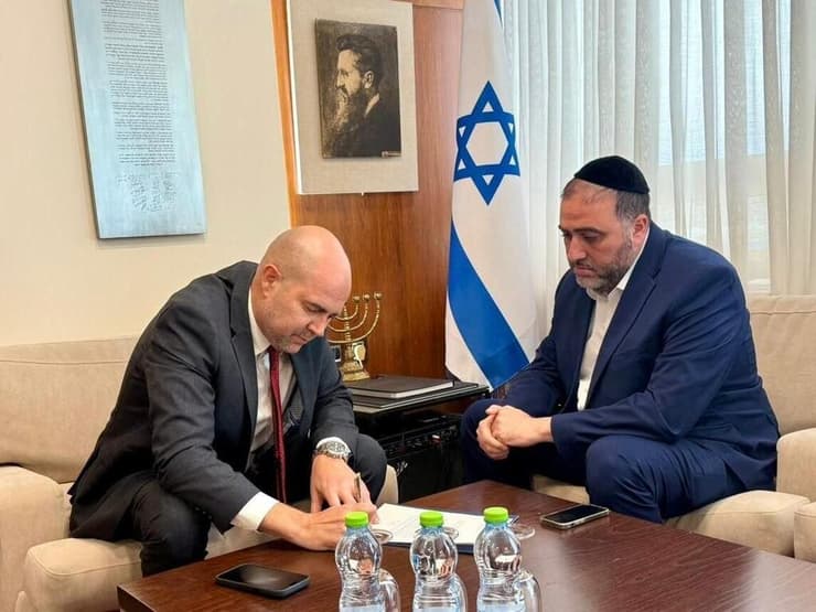 ח"כ ארבל חותם על הפטרותו מול יו"ר הכנסת אוחנה
