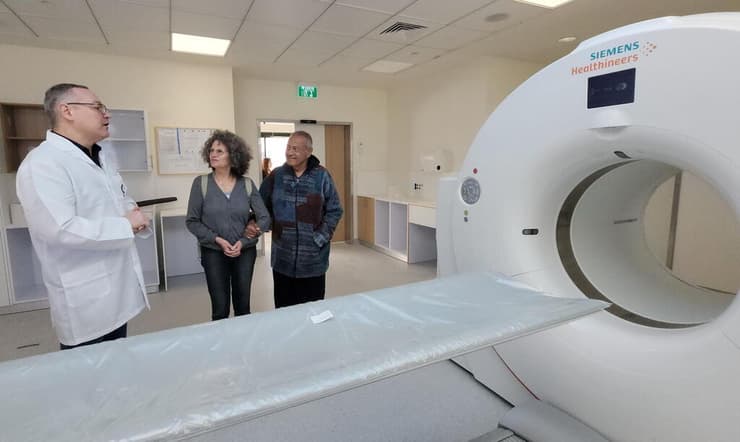 אורנה וזהר נחום במכון ה-PET-CT החדש עם ד"ר איליה רייזברג, מנהל רפואה גרעינית בבית החולים הלל יפה 