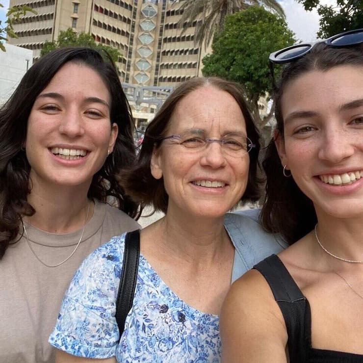 ד"ר רמה שוורץ ז"ל במרכז התמונה. לצדיה, בנותיה שלומדות רפואה: מימין תמר ולשמאלה נעמי. התמונה צולמה ליד הפקולטה לרפואה באוניברסיטת תל אביב, לשם הגיעה ד"ר שוורץ להרצות על התעללות בילדים (צילום: באדיבות המשפחה) ד"ר רמה שוורץ ז"ל נפטרה מ-ALS. לצדיה, בנותיה שלומדות רפואה: מימין תמר ולשמאלה נעמי