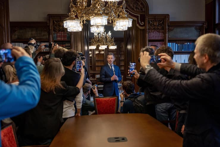 צילום: Janos Kummer/Getty Images ראש ממשלת הונגריה פטר מדיאר ב קרמליטה המבנה ההיסטורי ש אורבן הפך למשרדו האישי ב בודפשט ומדיאר פתח לציבור אחרי שניצח 16 במאי