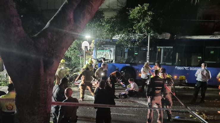 ההמולה בזירה (צילום: יריב כץ) התאונה בדיזנגוף