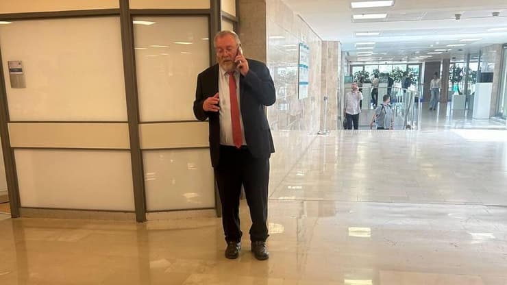 אוסף חתימות. פרופ' הרשקוביץ' בכנסת דניאל הרשקוביץ מתמודד למבקר המדינה