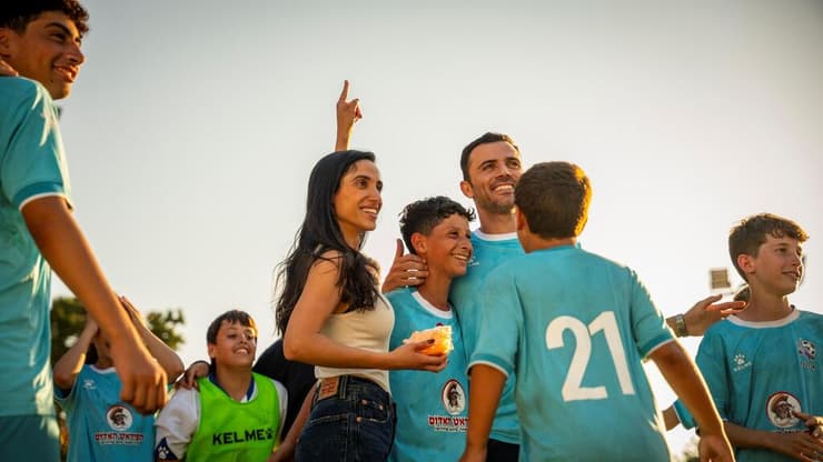 נערים שמדברים כמו נערים, שמשחקים כדורגל שנראה כמו כדורגל (צילום: דונה חוא) ליגה של גדולים