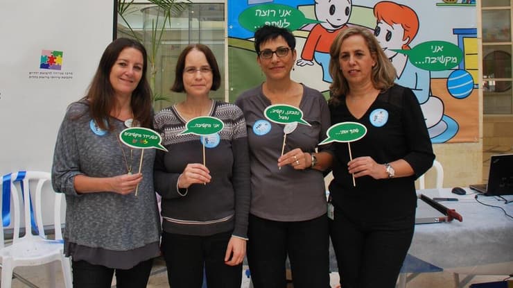 מימין לשמאל: דגנית בן ניסן, פסיכולוגית אחראית במכון להתפתחות הילד; עידית רונן, אחות בהנהלת האחיות; ד"ר רמה שוורץ ז"ל ואפרת הראל, מנהלת השירות לעבודה סוציאלית (צילום: דוברות שניידר) ד"ר רמה שוורץ ז"ל, מומחית ברפואת ילדים ורפואה דחופה בילדים במרכז הרפואי שניידר, נפטרה מ-ALS