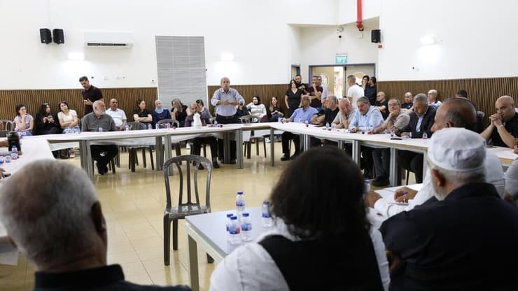 מפגש ראשי רשויות ערביות בג'דיידה-מכר בעקבות ניסיון הרצח של ראש המועצה (צילום: אלעד גרשגורן ) מפגש ראשי רשויות ערביות בג'דיידה-מכר בעקבות ניסיון הרצח של ראש המועצה