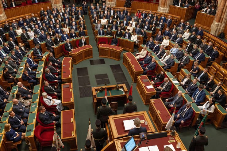צילום: Janos Kummer/Getty Images ראש ממשלת הונגריה פטר מדיאר נואם ב פרלמנט בודפשט 12 במאי