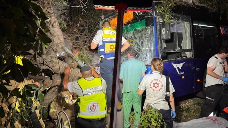 "אפשר לעשות שינוי". תאונת אוטובוס בדינגוף, לפני שבוע (צילום: דוברות זק"א) התאונה בדיזנגוף
