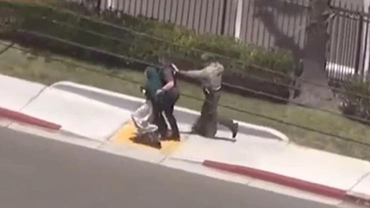 תיעוד מהמרכז האיסלאמי: אישה בלבוש מוסלמי מפונה מהמקום על-ידי כוחות הביטחון ארה"ב דיווח על ירי ב מסגד ב סן דייגו קליפורניה מרכז איסלאמי