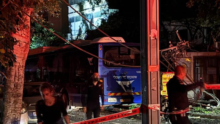 האוטובוס, וכבלי החשמל שנפלו (צילום: ירדן ביטרן) הזירה בדיזינגוף