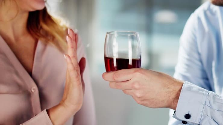 יותר ויותר מחקרים מערערים על התפיסה שלפיה קיימת כמות "בטוחה" של אלכוהול (צילום: shutterstock) הפסקת שתיית אלכוהול