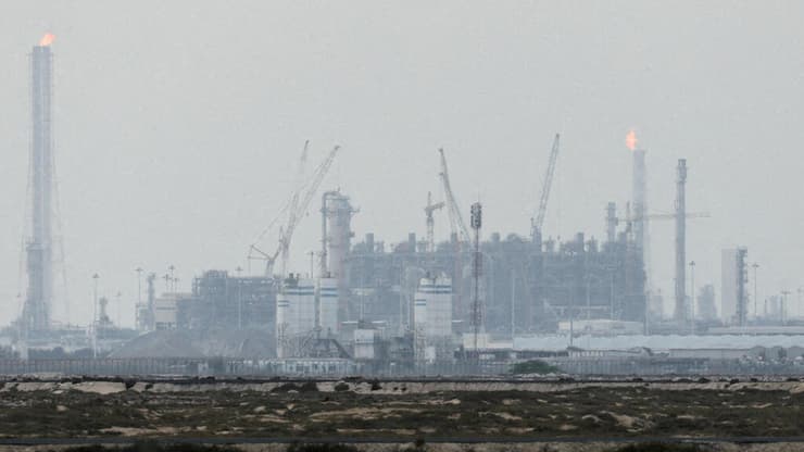 מתקני הגזים הטבעיים של קטאר אנרג'י בראס לפאן, במרץ האחרון (צילום: REUTERS/Stringer/File Photo) מתקני הגזים הטבעיים של קטאר אנרג'י, במרץ
