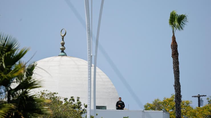 צילום: REUTERS/Mike Blake קליפורניה סן דייגו זירת ירי מסגד